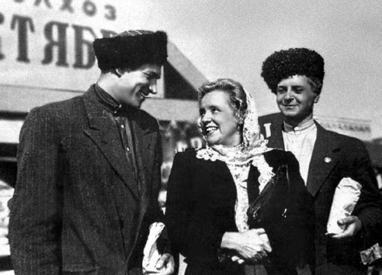 Марина Ладынина в фильме Кубанские казаки.